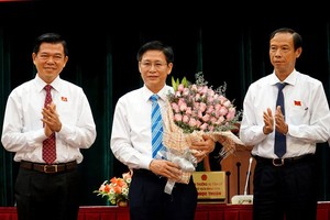 Lãnh đạo HĐND - UBND tỉnh Bà Rịa - Vũng Tàu chúc mừng ông Lê Ngọc Khánh (giữa).