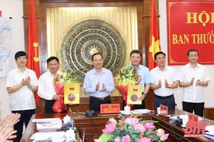 Thường trực Tỉnh ủy Thanh Hóa chúc mừng đồng chí Nguyễn Văn Thi (thứ hai bên trái) và đồng chí Lê Anh Xuân (thứ 3 bên phải). Ảnh: Báo Thanh Hóa.