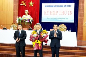 Lãnh đạo tỉnh Quảng Nam tặng hoa chúc mừng ông Hồ Quang Bửu.