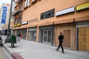 Các cửa hàng kinh doanh đóng cửa do dịch COVID-19 tại Los Angeles, Mỹ ngày 30/4/2020. (Ảnh: AFP/TTXVN).