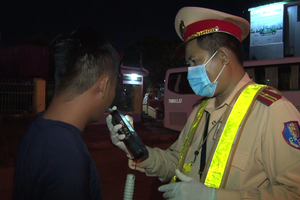 Lực lượng CSGT tỉnh Quảng Ngãi đang tăng cường kiểm tra nồng độ cồn đối với người điều khiển phương tiện giao thông.