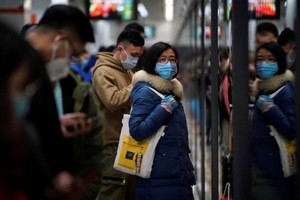 Người dân Trung Quốc đeo khẩu trang tại một nhà ga ở Thượng Hải hôm 23/1. Reuters. 