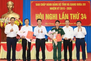 Lãnh đạo tỉnh Hà Giang trao quyết định và chúc mừng các cán bộ nhận nhiệm vụ mới.