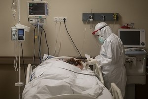 Nhân viên y tế Thổ Nhĩ Kỳ điều trị cho một bệnh nhân trong phòng chăm sóc tích cực tại một bệnh viện ở Istanbul hôm 8/5. Ảnh: AFP. 