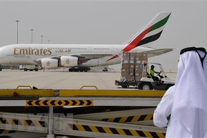 Máy bay của hãng hàng không Emirates tại sân bay quốc tế ở Dubai ngày 2/3/2020. (Nguồn: AFP/TTXVN).