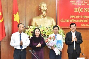 Thường trực Tỉnh ủy Bà Rịa - Vũng Tàu và lãnh đạo UBND tỉnh chúc mừng đồng chí Lê Ngọc Khánh.