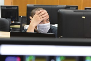 Khối ngoại bấp bênh, khối nội vẫn lĩnh xướng 