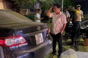 Lực lượng chức năng có mặt thì người đàn ông này mới chịu xuống xe.