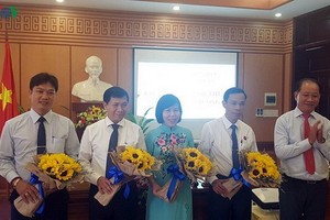 Ông Nguyễn Văn Sơn (thứ 2 từ trái sang) được bầu giữ chức Chủ tịch UBND thành phố Hội An, tỉnh Quảng Nam. 