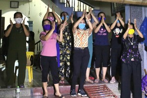 Người dân vỗ tay khi các chốt kiểm soát dịch bệnh được dỡ bỏ lúc 0h ngày 14/5.