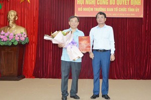 Ông Phạm Toàn Thắng (trái) nhận quyết định bổ nhiệm.