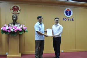 Thứ trưởng Đỗ Xuân Tuyên, Bí thư Đảng ủy Bộ Y tế trao Quyết định bổ nhiệm Chánh Văn phòng Đảng ủy Bộ Y tế cho đồng chí Lê Thanh Dũng. Ảnh: VGP.