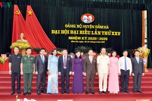 Ban Thường vụ Huyện ủy Đầm Hà khóa mới ra mắt Đại hội. Bí thư huyện ủy Nguyễn Thị Thu Hà (áo tím) được bầu trực tiếp tại Đại hội.