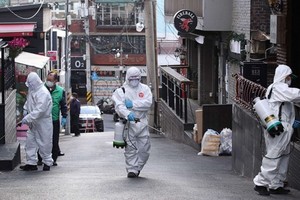 Các nhân viên y tế Hàn Quốc khử trùng khu vực Itaewon. (Nguồn: WTD).