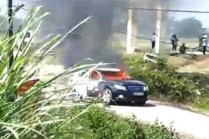 Chiếc xe chở đoàn công tác của Sở Xây dựng đã bị cháy trơ khung.