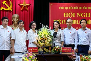 Đồng chí Nguyễn Thị Thanh chúc mừng đồng chí Nguyễn Thị Thu Hà.