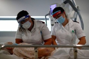 Nhân viên y tế chuẩn bị cho bệnh nhân chụp X quang ở Anh ngày 17/5. Ảnh: Reuters.