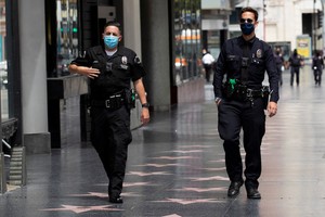 Cảnh sát Mỹ tuần tra trên đường phố Los Angeles hôm 18/5. Ảnh: Reuters.