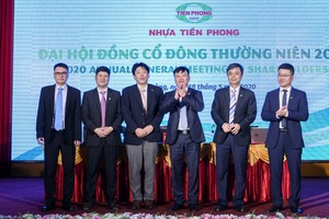 Các thành viên HĐQT Nhựa Tiền Phong nhiệm kỳ 2020-2025 ra mắt các cổ đông.