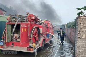 Lực lượng cảnh sát Phòng cháy, chữa cháy và cứu nạn, cứu hộ, Công an tỉnh Hải Dương triển khai lực lượng chữa cháy. (Ảnh: TTXVN phát).