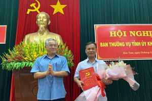 Bí thư Tỉnh ủy Kon Tum Nguyễn Văn Hùng trao quyết định và chúc mừng đồng chí U Huấn.