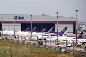 Máy bay của Thai Airways nằm chờ tại sân bay Suvarnabhumi ở Bangkok, Thái Lan, ngày 25/3, sau khi nhiều chuyến bay quốc tế bị dừng do dịch COVID-19. (Nguồn: AFP/TTXVN).