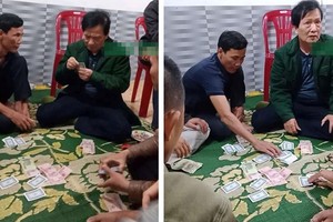 Hình ảnh ông Phạm Đại Dũng ngồi trên chiếu bạc được ghi lại.