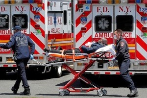 Lính cứu hỏa di chuyển bệnh nhân ở New York ngày 20/5. Ảnh: Reuters.