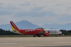 Chuyến bay chở 240 công dân Việt Nam từ Myanmar đã hạ cánh xuống sân bay Đà Nẵng.