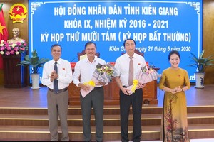 Ông Lâm Minh Thành (thứ hai từ phải qua) được bầu giữ chức Phó Chủ tịch UBDN tỉnh Kiên Giang. 