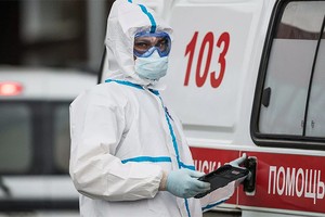 Nhân viên y tế tại trung tâm cách ly người nhiễm nCoV ở Kommunarka, Moskva, Nga, ngày 12/5. Ảnh: RIA Novosti.