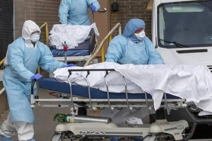 Hơn 100.000 người chết vì Covid-19 ở Mỹ. (Ảnh: Reuters).