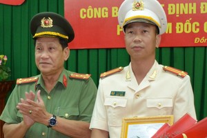 Trung tá Bùi Đức Tài (phải) nhận quyết định bổ nhiệm giữ chức Phó giám đốc Công an Đồng Tháp.