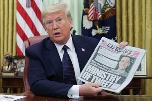 Ông Trump sau khi ký sắc lệnh về mạng xã hội hôm 28/5. Ảnh: Reuters.