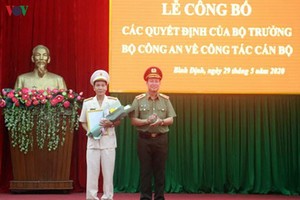 Thiếu tướng Lê Tấn Tới, Thứ trưởng Bộ Công an trao quyết định cho cho Đại tá Võ Đức Nguyện - Giám đốc Công an tỉnh Bình Định.