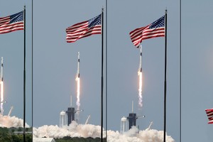 Tên lửa đẩy Falcon 9 mang theo tàu vũ trụ Crew Dragon của Tập đoàn SpaceX rời bệ phóng tại Trung tâm vũ trụ Kennedy ở Florida, Mỹ ngày 30/5/2020. (Ảnh: AFP/TTXVN).