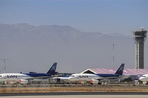 Máy bay của hãng hàng không LATAM tại sân bay quốc tế Santiago, Chile ngày 24/3/2020. (Ảnh: AFP/TTXVN).