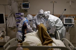 Nhân viên y tế chăm sóc bệnh nhân nhiễm nCoV tại một bệnh viện ở thủ đô New Delhi, Ấn Độ, ngày 28/5. Ảnh: Reuters.