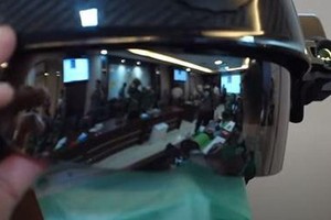 Mũ bảo hiểm thông minh của TNI. (Nguồn: cnbcindonesia.com).