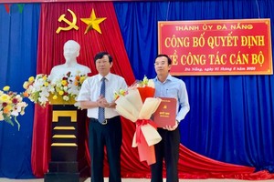 Ông Võ Văn Thương (trái) Trưởng Ban Tổ chức Thành ủy Đà Nẵng trao Quyết định cho ông Đàm Quang Hưng (phải).