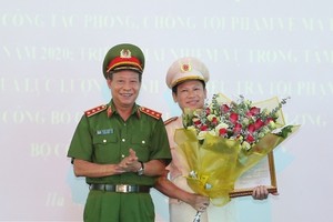 Thượng tướng Lê Quý Vương trao quyết định và chúc mừng Đại tá Nguyễn Văn Viện.