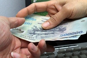 Bình Dương: Bắt quả tang thiếu úy công an nhận hối lộ tiền