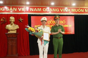 Thứ trưởng Nguyễn Duy Ngọc trao quyết định và chúc mừng Thiếu tướng Trần Minh Lệ.