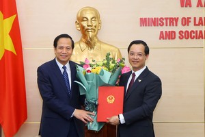 Bộ trưởng Đào Ngọc Dung trao quyết định và chúc mừng tân Tổng cục trưởng Trương Anh Dũng.