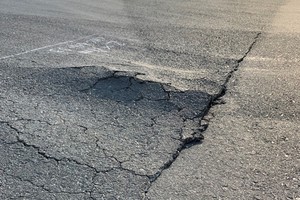 Một điểm sụt lún trên đường băng sân bay Nội Bài được phát hiện giữa năm 2019. Ảnh: NIA.