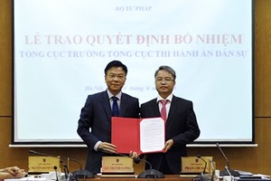 Bộ trưởng Lê Thành Long trao quyết định cho tân Tổng cục trưởng Nguyễn Quang Thái.