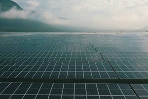 Trang trại pin điện mặt trời dưới chân Núi Cấm.