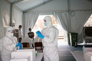 Nhân viên y tế Israel tiến hành xét nghiệm nCoV tại khu vực phía nam thành phố Tel Aviv ngày 2/6. Ảnh: Times of Israel.