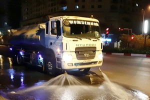Hà Nội cho phép tưới nước rửa đường sau 3 năm tạm dừng.