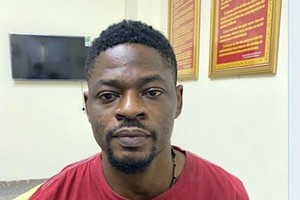 Đối tượng Ogo Emeka Donal, quốc tịch Nigeria, tại Cơ quan Công an. (Ảnh: TTXVN phát).